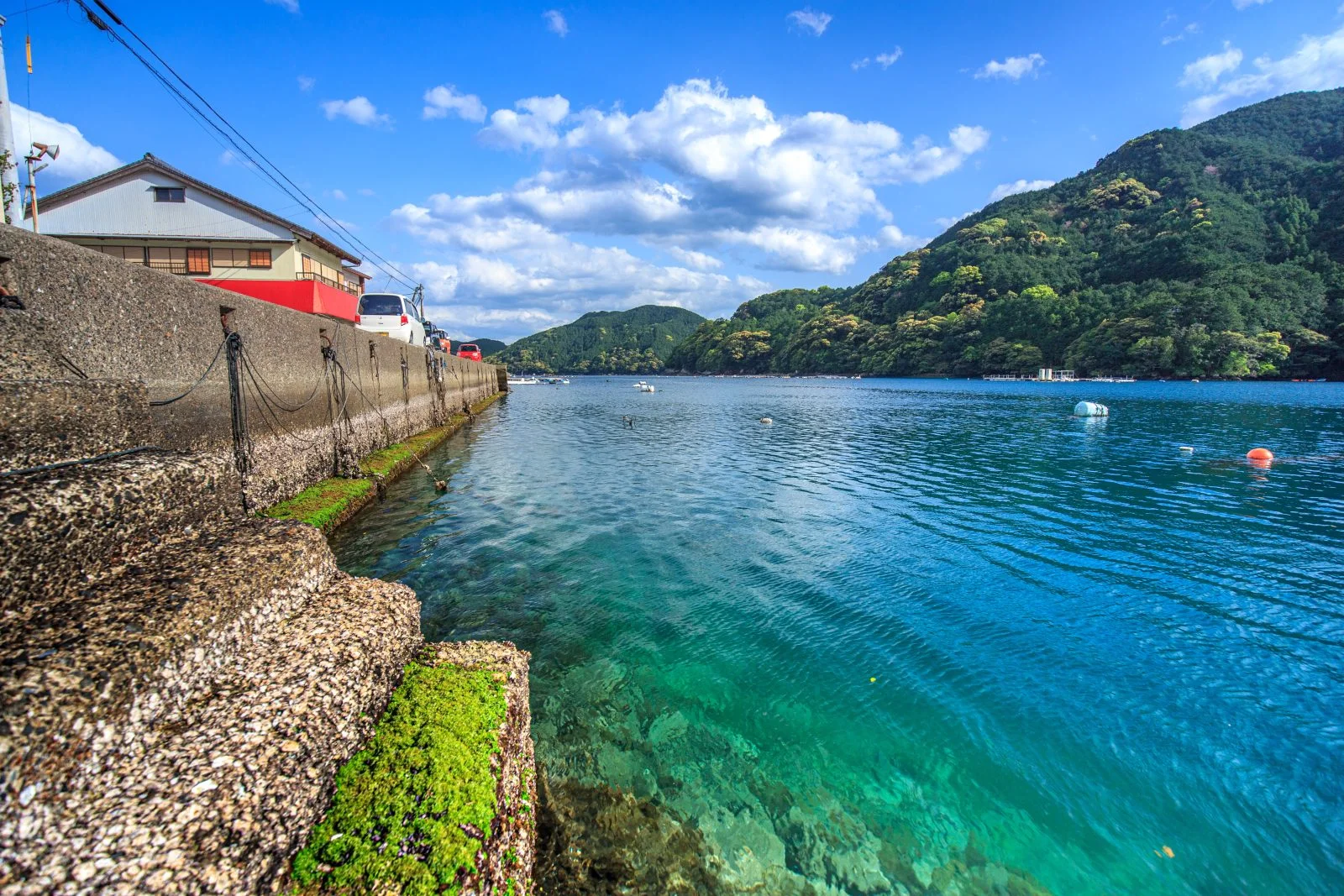 無料壁紙 階段下の青い海。PCとデスクトップ壁紙に最適な4K高画質の無料壁紙。三重県尾鷲市の九鬼町で撮影したフリー写真素材