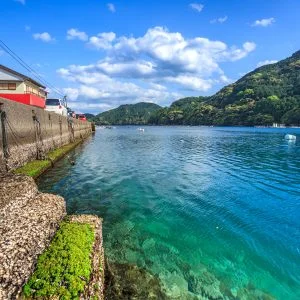 無料壁紙 階段下の青い海。PCとデスクトップ壁紙に最適な4K高画質の無料壁紙。三重県尾鷲市の九鬼町で撮影したフリー写真素材