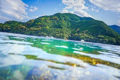 無料壁紙 九鬼町の海の中へ。PCとデスクトップ壁紙に最適な4K高画質の無料壁紙。三重県尾鷲市の九鬼町で撮影したフリー写真素材