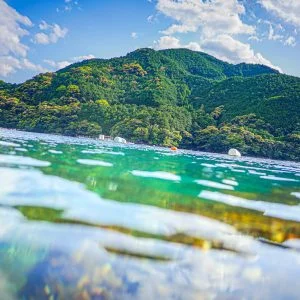 無料壁紙 九鬼町の海の中へ。PCとデスクトップ壁紙に最適な4K高画質の無料壁紙。三重県尾鷲市の九鬼町で撮影したフリー写真素材