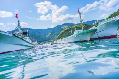 無料壁紙 空が映る海。PCとデスクトップ壁紙に最適な4K高画質の無料壁紙。三重県尾鷲市の九鬼町で撮影したフリー写真素材