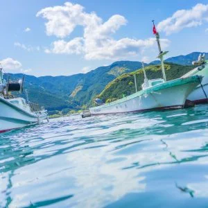 無料壁紙 空が映る海。PCとデスクトップ壁紙に最適な4K高画質の無料壁紙。三重県尾鷲市の九鬼町で撮影したフリー写真素材