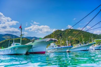 無料壁紙 九鬼ブルーに浮かぶ船。PCとデスクトップ壁紙に最適な4K高画質の無料壁紙。三重県尾鷲市の九鬼町で撮影したフリー写真素材