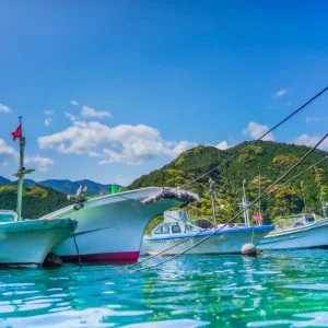 無料壁紙 九鬼ブルーに浮かぶ船。PCとデスクトップ壁紙に最適な4K高画質の無料壁紙。三重県尾鷲市の九鬼町で撮影したフリー写真素材