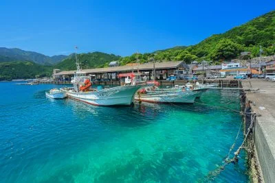 無料壁紙 新緑と九鬼漁港。PCとデスクトップ壁紙に最適な4K高画質の無料壁紙。三重県尾鷲市の九鬼町で撮影したフリー写真素材