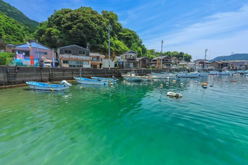 無料壁紙 九鬼町の家屋と船。PCとデスクトップ壁紙に最適な4K高画質の無料壁紙。三重県尾鷲市の九鬼町で撮影したフリー写真素材