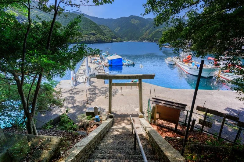 無料壁紙 九鬼神社からの眺る九鬼漁港。PCとデスクトップ壁紙に最適な4K高画質の無料壁紙。三重県尾鷲市の九鬼町で撮影したフリー写真素材
