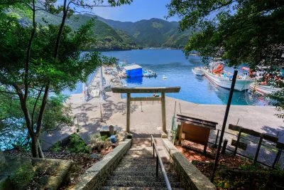 無料壁紙 九鬼神社からの眺る九鬼漁港。PCとデスクトップ壁紙に最適な4K高画質の無料壁紙。三重県尾鷲市の九鬼町で撮影したフリー写真素材