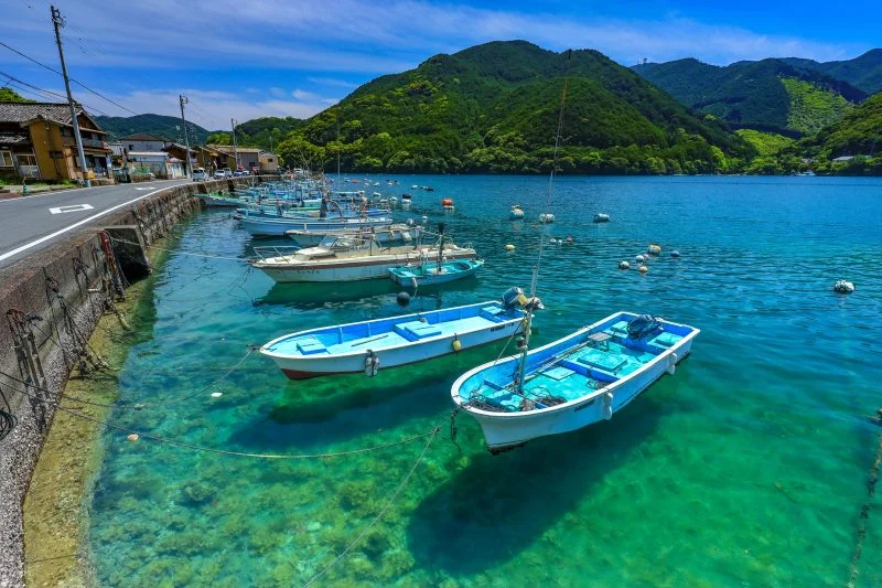 無料壁紙 宙に浮くように見える船。PCとデスクトップ壁紙に最適な4K高画質の無料壁紙。三重県尾鷲市の九鬼町で撮影したフリー写真素材