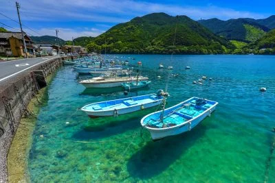 無料壁紙 宙に浮くように見える船。PCとデスクトップ壁紙に最適な4K高画質の無料壁紙。三重県尾鷲市の九鬼町で撮影したフリー写真素材