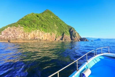 無料壁紙 海から眺める九鬼の山々。PCとデスクトップ壁紙に最適な4K高画質の無料壁紙。三重県尾鷲市の九鬼町で撮影したフリー写真素材