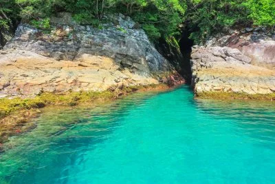 無料壁紙 蛇の口の入口。PCとデスクトップ壁紙に最適な4K高画質の無料壁紙。三重県尾鷲市の九鬼町で撮影したフリー写真素材