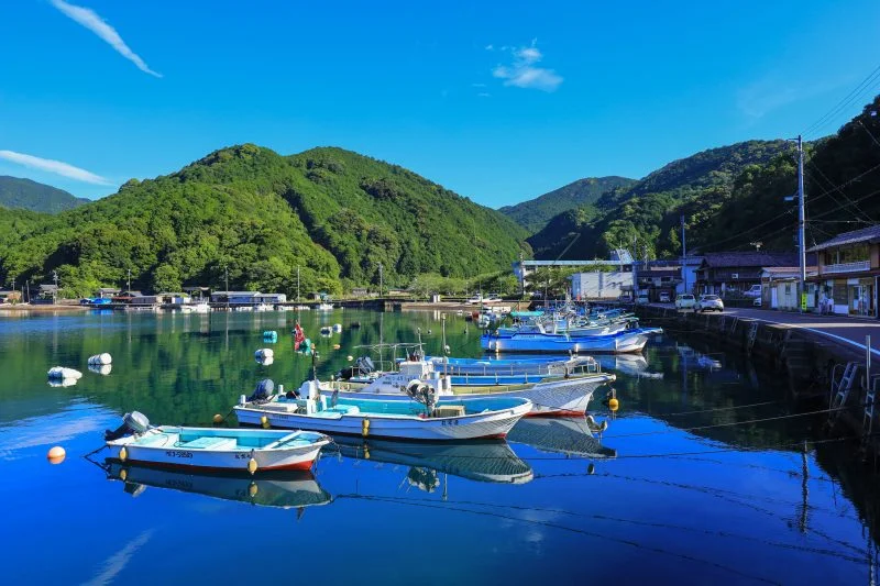 無料壁紙 九鬼町の早朝。PCとデスクトップ壁紙に最適な4K高画質の無料壁紙。三重県尾鷲市の九鬼町で撮影したフリー写真素材