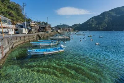 無料壁紙 透き通る海と船。PCとデスクトップ壁紙に最適な4K高画質の無料壁紙。三重県尾鷲市の九鬼町で撮影したフリー写真素材