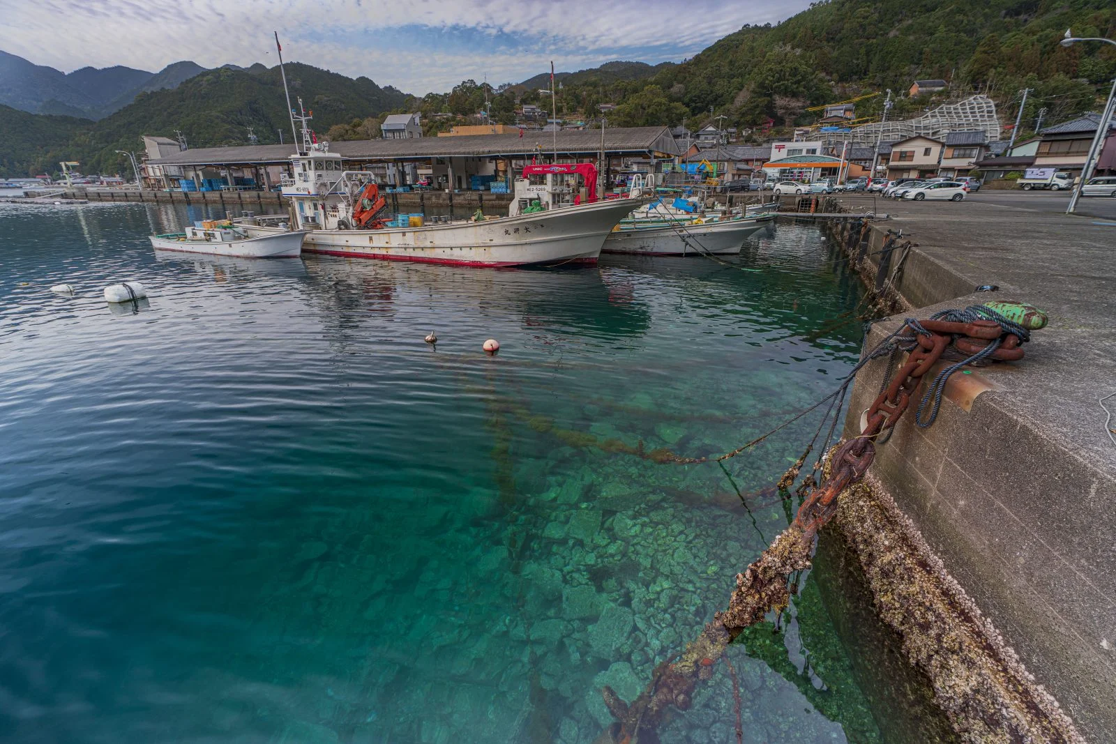 無料壁紙 九鬼漁港の透き通った海。PCとデスクトップ壁紙に最適な4K高画質の無料壁紙。三重県尾鷲市の九鬼町で撮影したフリー写真素材