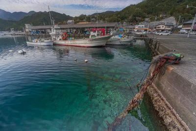 無料壁紙 九鬼漁港の透き通った海。PCとデスクトップ壁紙に最適な4K高画質の無料壁紙。三重県尾鷲市の九鬼町で撮影したフリー写真素材