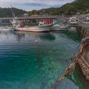 無料壁紙 九鬼漁港の透き通った海。PCとデスクトップ壁紙に最適な4K高画質の無料壁紙。三重県尾鷲市の九鬼町で撮影したフリー写真素材