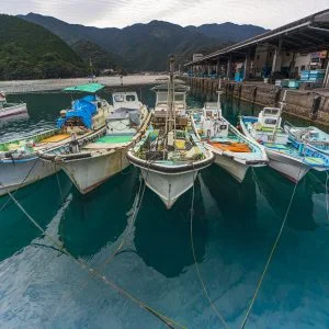 無料壁紙 九鬼漁港に停泊する船。PCとデスクトップ壁紙に最適な4K高画質の無料壁紙。三重県尾鷲市の九鬼町で撮影したフリー写真素材