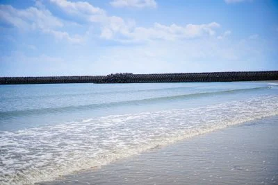 無料壁紙 テトラポットと波。PCとデスクトップ壁紙に最適な4K高画質の無料壁紙。三重県津市のマリーナ河芸で撮影したフリー写真素材