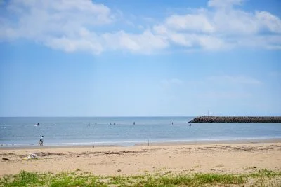 無料壁紙 海を楽しむ人々。PCとデスクトップ壁紙に最適な4K高画質の無料壁紙。三重県津市のマリーナ河芸で撮影したフリー写真素材