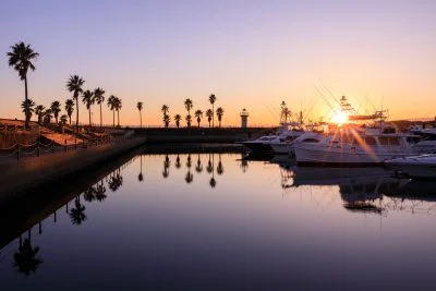 無料壁紙 船と夕焼けとリフレクション。PCとデスクトップ壁紙に最適な4K高画質の無料壁紙。三重県津市のマリーナ河芸で撮影したフリー写真素材