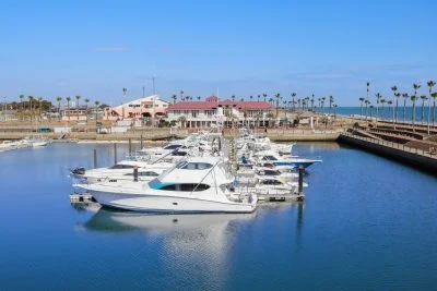 無料壁紙 マリーナに並ぶ船。PCとデスクトップ壁紙に最適な4K高画質の無料壁紙。三重県津市のマリーナ河芸で撮影したフリー写真素材