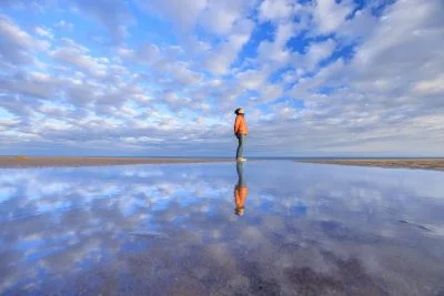 無料壁紙 青空のウユニ塩湖風。PCとデスクトップ壁紙に最適な4K高画質の無料壁紙。三重県津市のマリーナ河芸で撮影したフリー写真素材