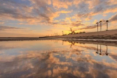 無料壁紙 潮溜まりに映る夕焼け。PCとデスクトップ壁紙に最適な4K高画質の無料壁紙。三重県津市のマリーナ河芸で撮影したフリー写真素材