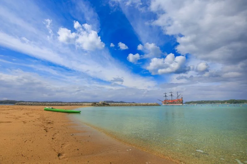 無料壁紙 浜を横切るエスペランサ。PCとデスクトップ壁紙に最適な4K高画質の無料壁紙。三重県志摩市の間崎島で撮影したフリー写真素材