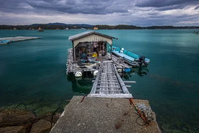 無料壁紙 真珠養殖の島。PCとデスクトップ壁紙に最適な4K高画質の無料壁紙。三重県志摩市の間崎島で撮影したフリー写真素材