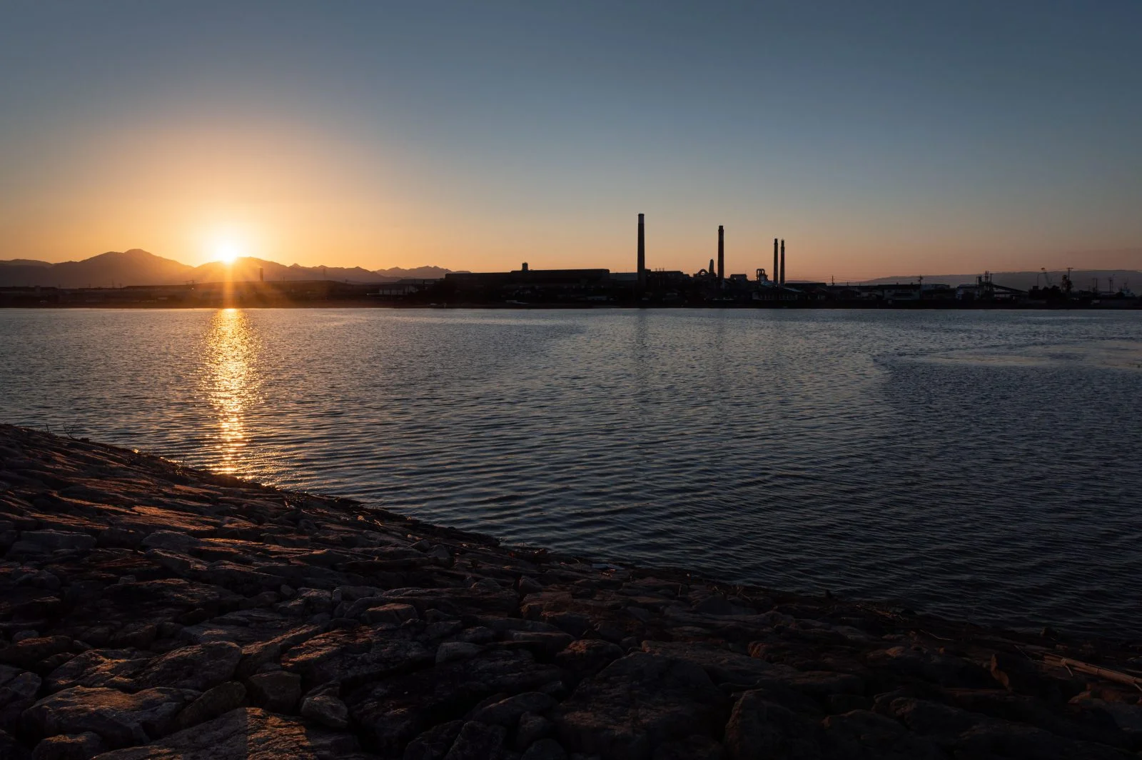 無料壁紙 松名瀬の夕日。PCとデスクトップ壁紙に最適な4K高画質の無料壁紙。三重県松阪市の松名瀬海岸で撮影したフリー写真素材