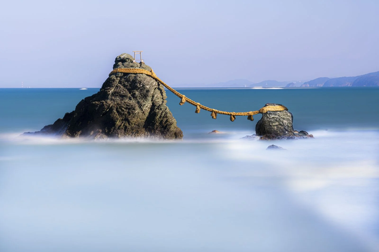 無料壁紙 白波夫婦岩。PCとデスクトップ壁紙に最適な4K高画質の無料壁紙。三重県伊勢市の夫婦岩で撮影したフリー写真素材