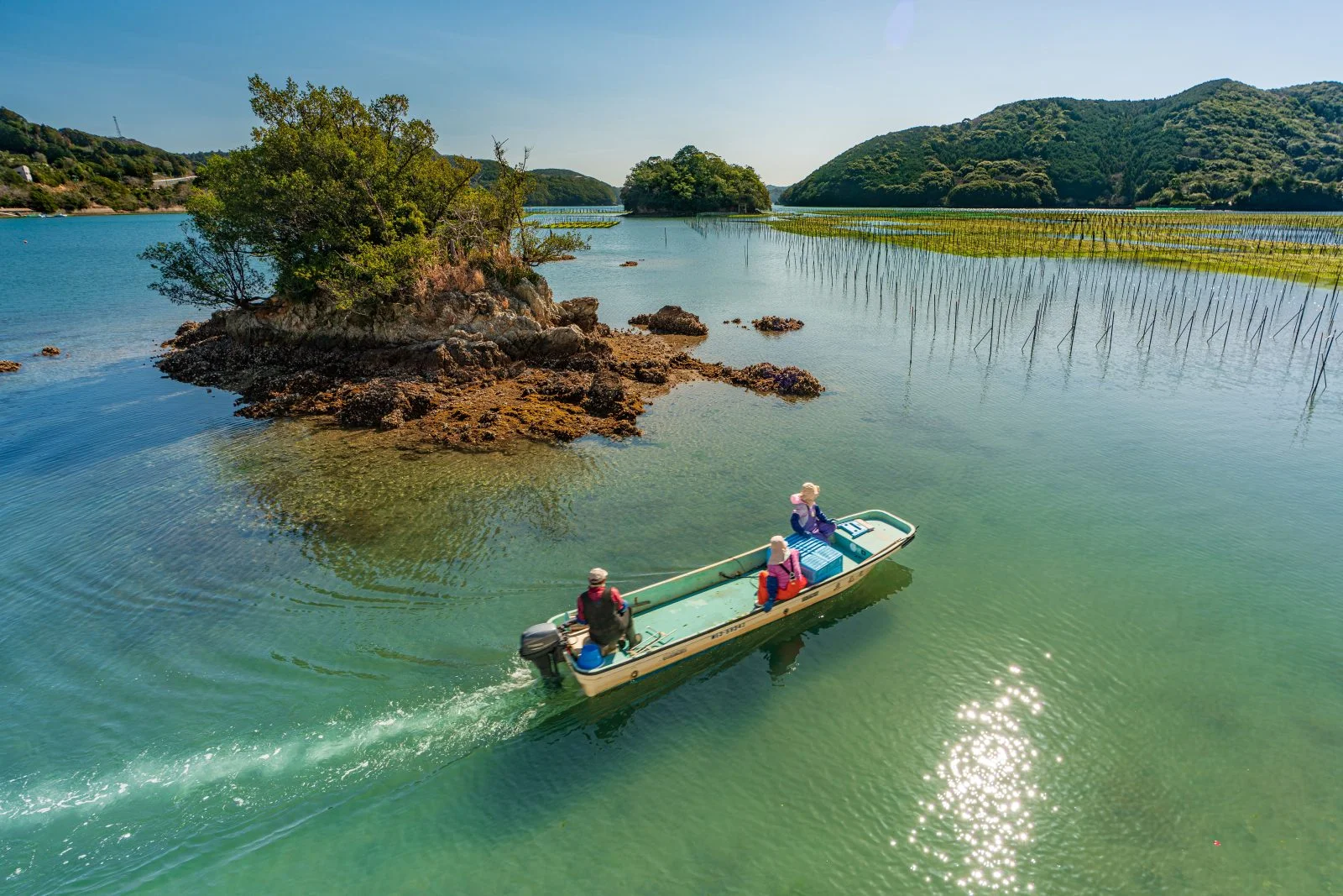 無料壁紙 あおさ養殖に向かう船。PCとデスクトップ壁紙に最適な4K高画質の無料壁紙。三重県南伊勢町の内瀬湾のあおさで撮影したフリー写真素材