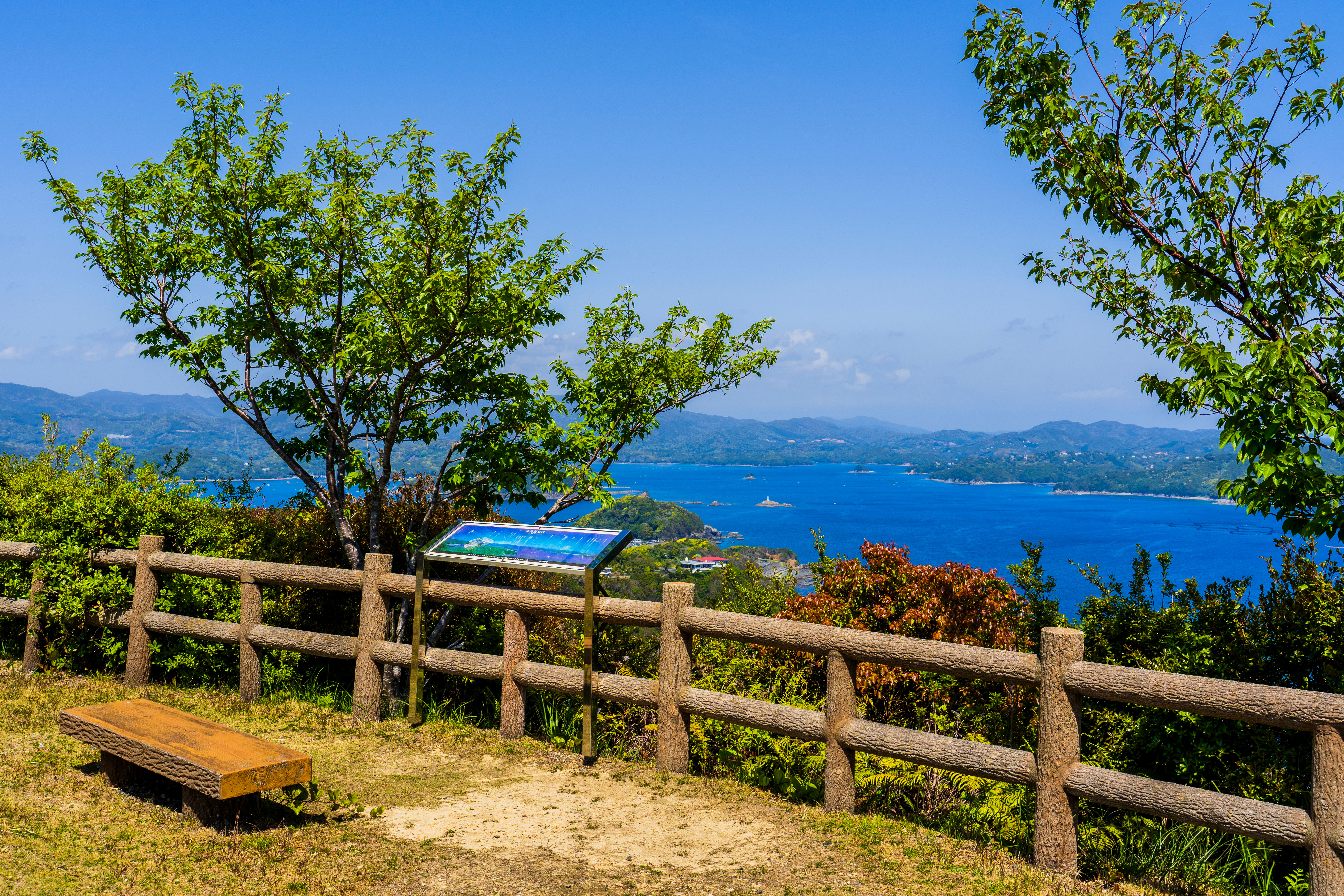 無料壁紙 見晴台とベンチ。PCとデスクトップ壁紙に最適な4K高画質の無料壁紙。三重県南伊勢町の南海展望台で撮影したフリー写真素材