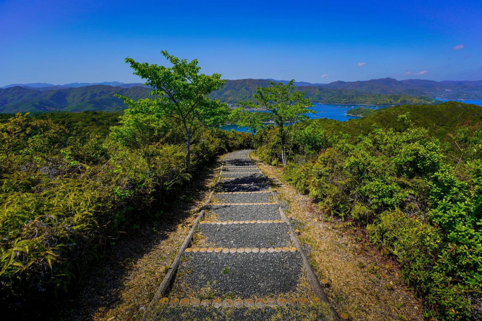 無料壁紙 見晴台へ続く天空の階段。PCとデスクトップ壁紙に最適な4K高画質の無料壁紙。三重県南伊勢町の南海展望台で撮影したフリー写真素材