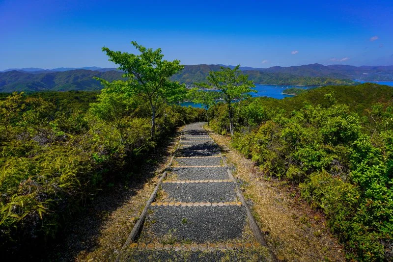 無料壁紙 見晴台へ続く天空の階段。PCとデスクトップ壁紙に最適な4K高画質の無料壁紙。三重県南伊勢町の南海展望台で撮影したフリー写真素材