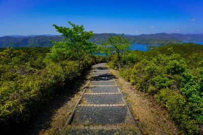 無料壁紙 見晴台へ続く天空の階段。PCとデスクトップ壁紙に最適な4K高画質の無料壁紙。三重県南伊勢町の南海展望台で撮影したフリー写真素材