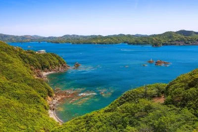 無料壁紙 展望台までの階段から眺める五ヶ所湾。PCとデスクトップ壁紙に最適な4K高画質の無料壁紙。三重県南伊勢町の南海展望台で撮影したフリー写真素材