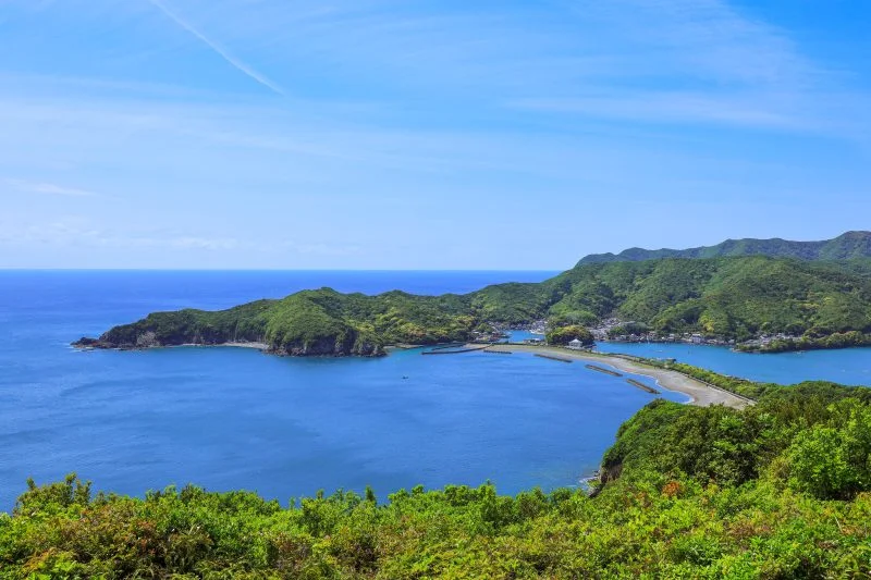 無料壁紙 展望台から眺める相賀浦ニワ浜。PCとデスクトップ壁紙に最適な4K高画質の無料壁紙。三重県南伊勢町の南海展望台で撮影したフリー写真素材