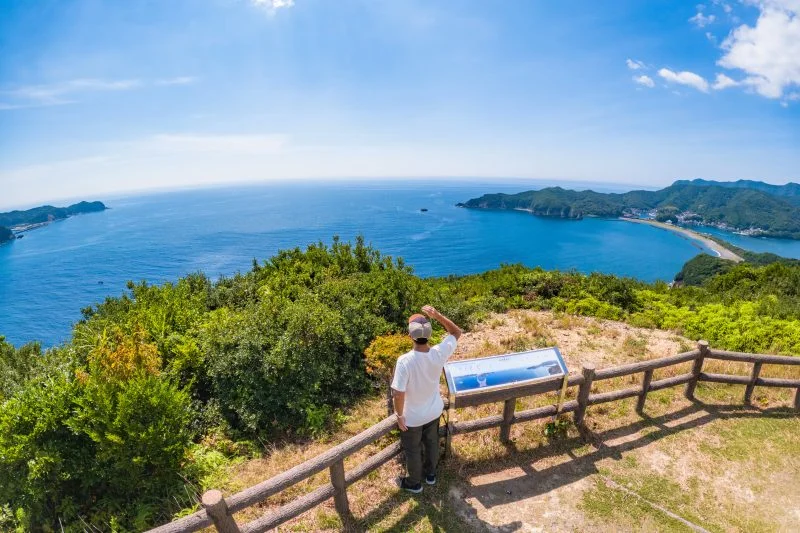 無料壁紙 南伊勢の絶景を眺める俺。PCとデスクトップ壁紙に最適な4K高画質の無料壁紙。三重県南伊勢町の南海展望台で撮影したフリー写真素材