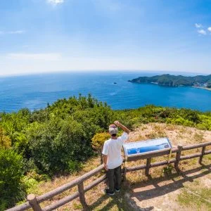 無料壁紙 南伊勢の絶景を眺める俺。PCとデスクトップ壁紙に最適な4K高画質の無料壁紙。三重県南伊勢町の南海展望台で撮影したフリー写真素材