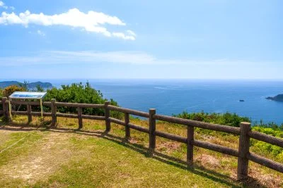 無料壁紙 展望台越しに眺める太平洋。PCとデスクトップ壁紙に最適な4K高画質の無料壁紙。三重県南伊勢町の南海展望台で撮影したフリー写真素材