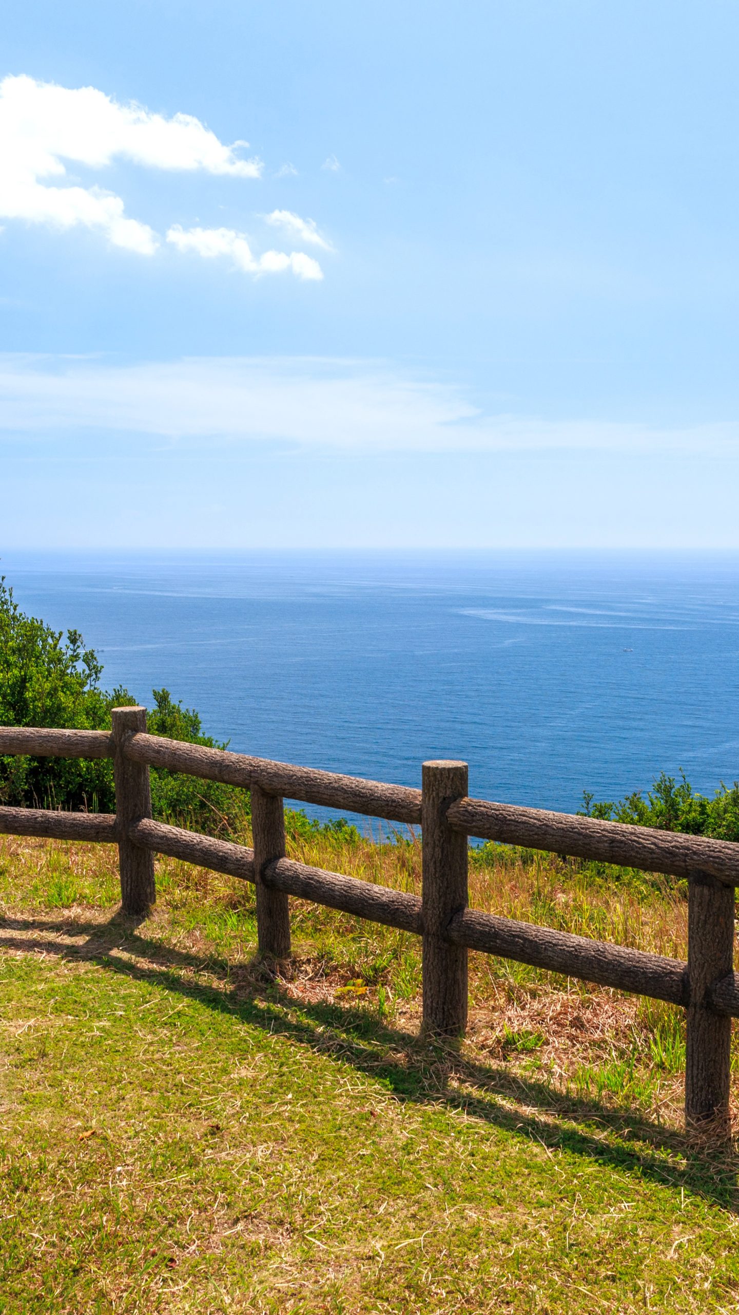 展望台越しに眺める太平洋(三重県南伊勢町・南海展望台)