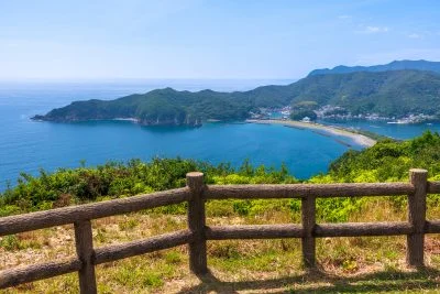 無料壁紙 展望台越しに眺める相賀浦ニワ浜。PCとデスクトップ壁紙に最適な4K高画質の無料壁紙。三重県南伊勢町の南海展望台で撮影したフリー写真素材