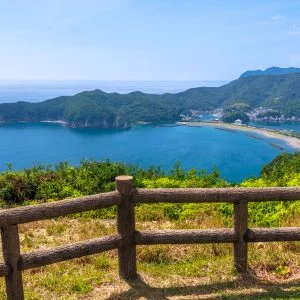 無料壁紙 展望台越しに眺める相賀浦ニワ浜。PCとデスクトップ壁紙に最適な4K高画質の無料壁紙。三重県南伊勢町の南海展望台で撮影したフリー写真素材