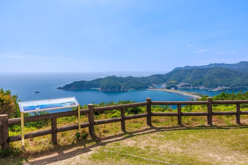 無料壁紙 相賀浦ニワ浜方面を眺める。PCとデスクトップ壁紙に最適な4K高画質の無料壁紙。三重県南伊勢町の南海展望台で撮影したフリー写真素材