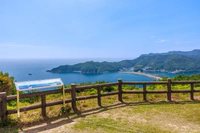 無料壁紙 相賀浦ニワ浜方面を眺める。PCとデスクトップ壁紙に最適な4K高画質の無料壁紙。三重県南伊勢町の南海展望台で撮影したフリー写真素材