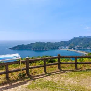 無料壁紙 相賀浦ニワ浜方面を眺める。PCとデスクトップ壁紙に最適な4K高画質の無料壁紙。三重県南伊勢町の南海展望台で撮影したフリー写真素材