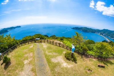 無料壁紙 太平洋〜相賀浦ニワ浜を一望。PCとデスクトップ壁紙に最適な4K高画質の無料壁紙。三重県南伊勢町の南海展望台で撮影したフリー写真素材