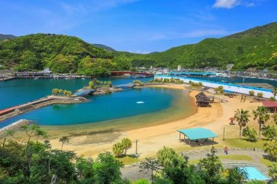 無料壁紙 ビーチ全体。PCとデスクトップ壁紙に最適な4K高画質の無料壁紙。三重県大紀町の錦向井ヶ浜トロピカルガーデンで撮影したフリー写真素材